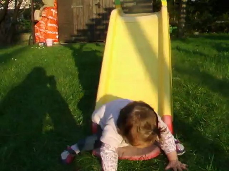 je fais du toboggan toute seule!!