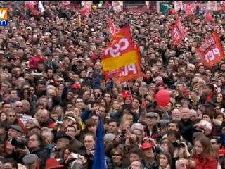 Place comble à la Bastille, où Mélenchon a tenu un grand meeting