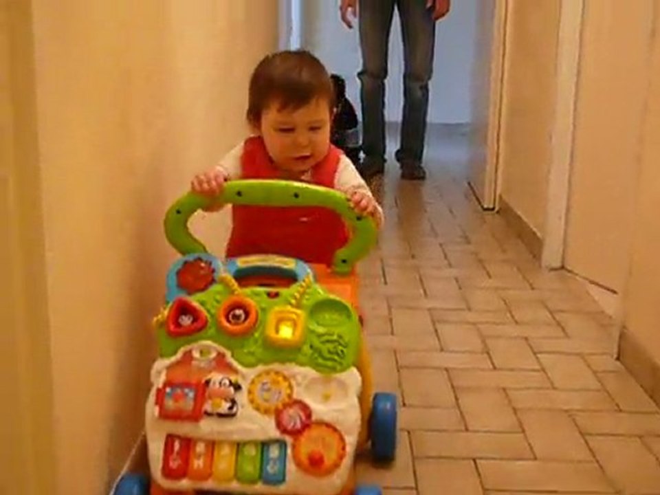 Margot 1er pas en pousseur