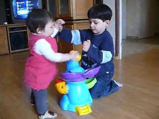 Margot et jules qui jouent ensemble