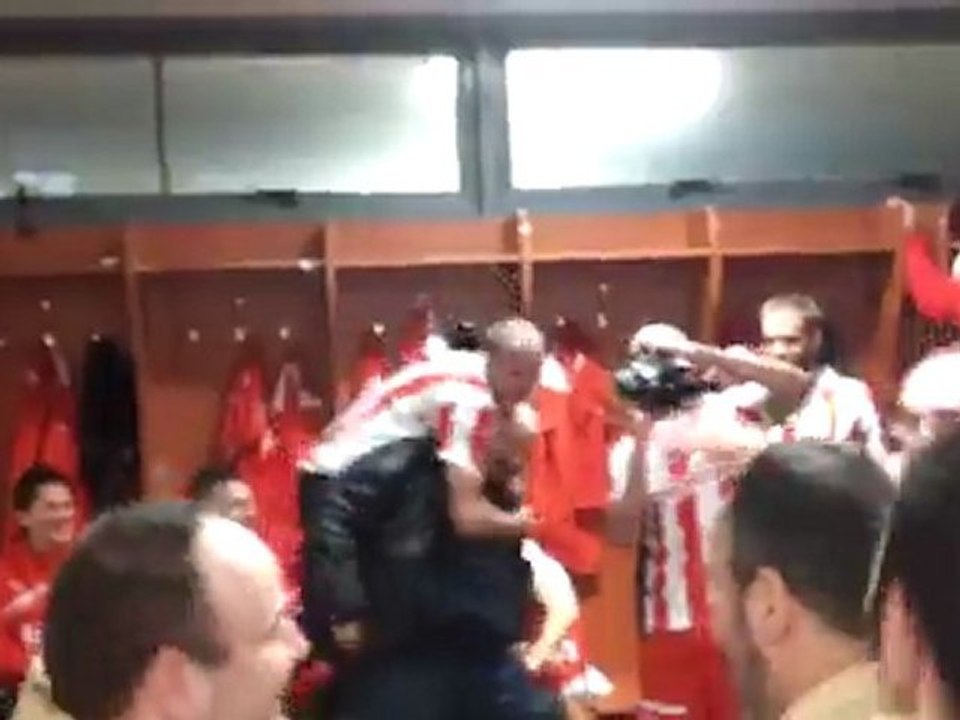 Πανηγυρισμοί στα αποδυτήρια Ολυμπιακού στο ΟΑΚΑ