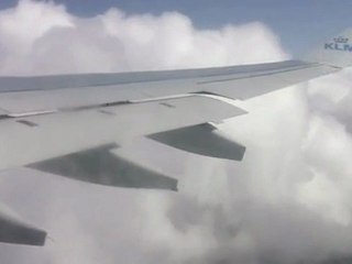 UFO .filmer depuis un avion de ligne. AMSTERDAM .17.03.2012