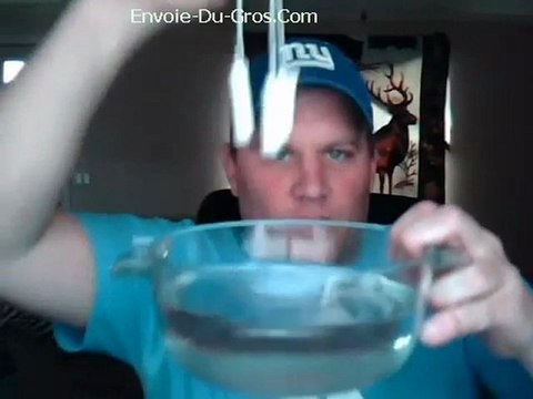 Fou mange 3 tampons tampax