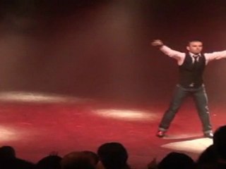 Jeremy met le feu aux 600 spectateurs du théatre de l'Olivier.