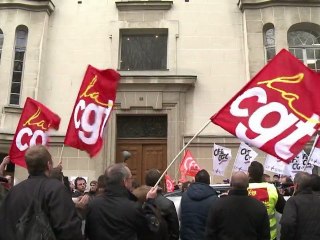 François Hollande hué par des salariés de Fessenheim