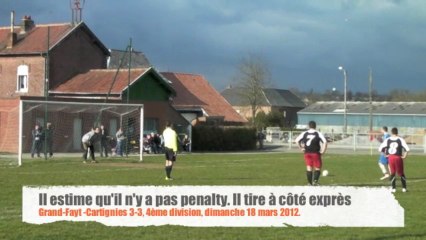 Il estime qu'il n'y a pas penalty, il tire à côté exprès