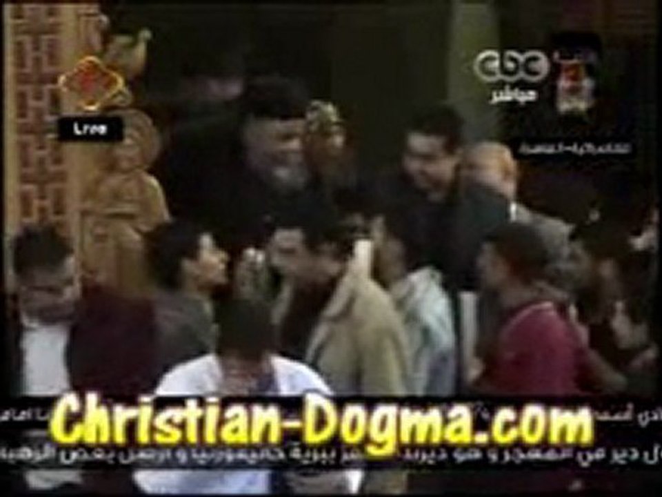 Fidèles prennent la bénédiction du siège de Saint Marc ou était assis le Pape Shenouda III