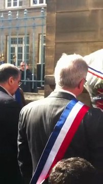 Hommage aux victimes de la tuerie de Toulouse à l'école Ozar Hatorah : 1 minute de silence devant l'école Victor Hugo de Clichy après un dépot de gerbe devant la plaque des enfants juifs déportés