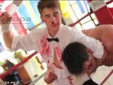 Justin Bieber recibe una brutal paliza