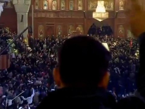 Les pleurs des coptes aux funérailles de leurs patriarche (BBC)