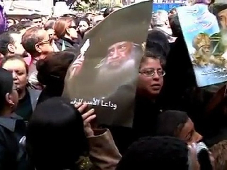 Thousands mourn Egyptian pope