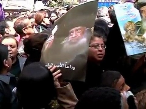 Thousands mourn Egyptian pope