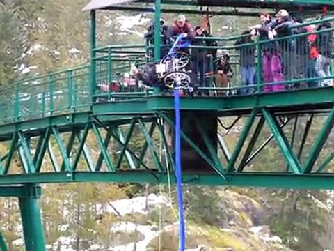 Une handicapée saute à l'élastique en fauteuil roulant