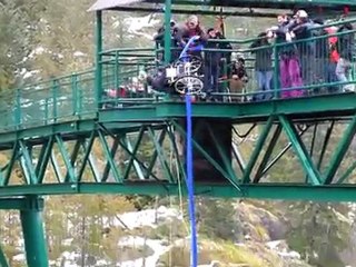 Mujer paraplégica se lanza de bungee con su silla de ruedas