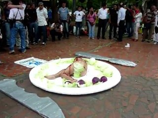 Desnuda contra el consumo de carne