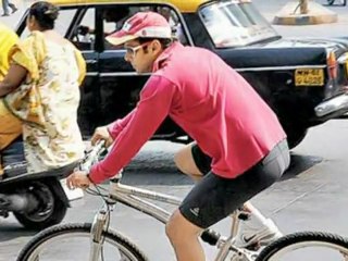 Salman Khan Causes Traffic Jam - Bollywood News