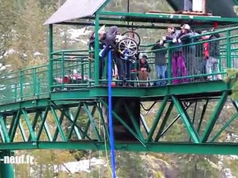 Elle saute d'un pont en fauteuil roulant