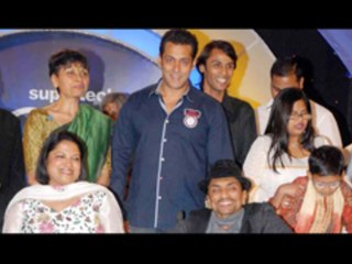 Salman Khan at IBN7 Super Idols Awards 2012
