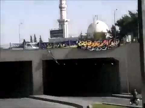 فري برس ريف دمشق ثواريبرود يرفعون علم الإستقلال في دمشق دوار البيطرة 20 3 2012