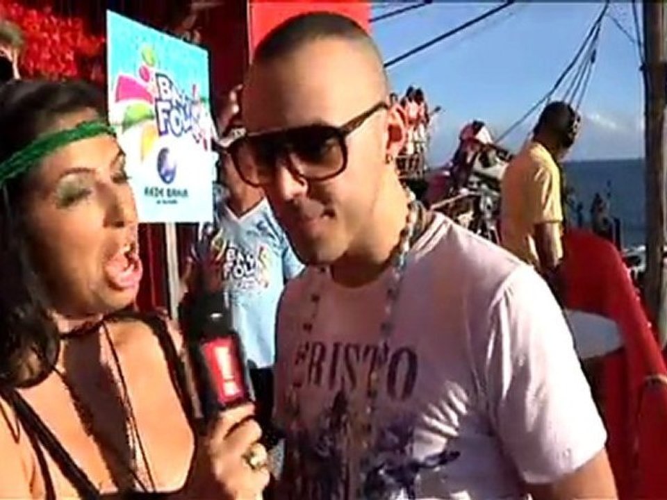 Lucenzo canta com Claudia Leitte em frente ao Camarote Contigo!