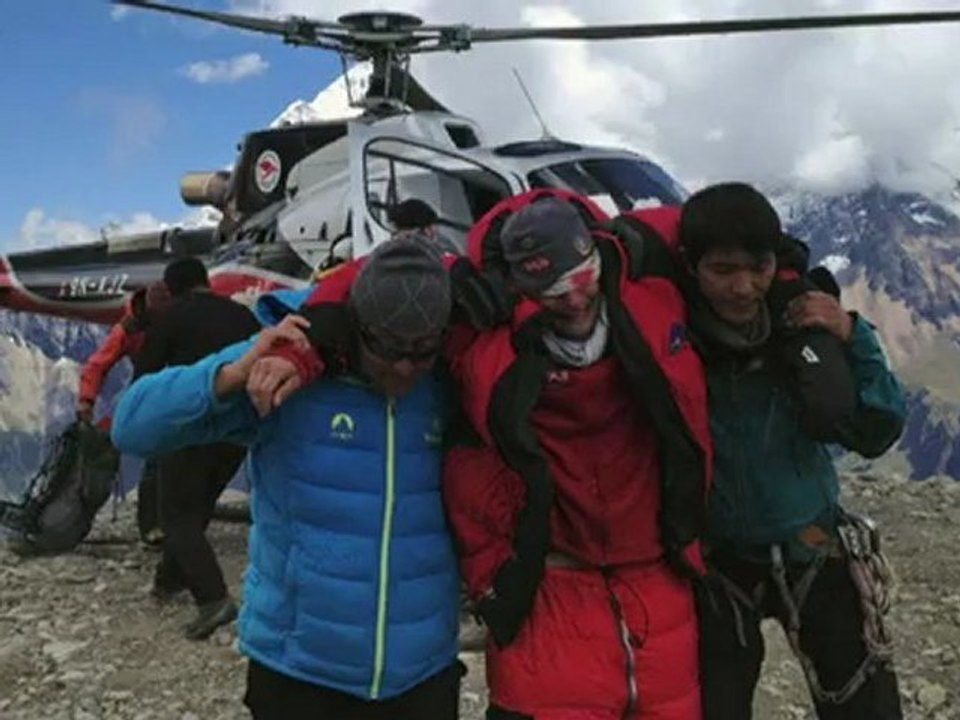 Alpinistas atingidos por avalanche