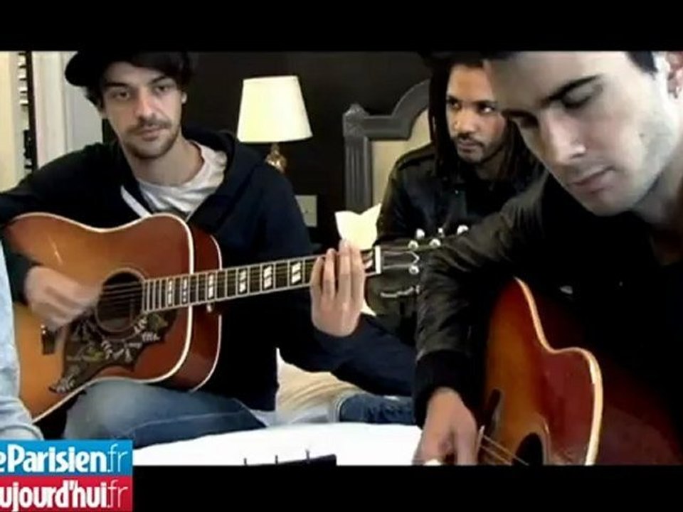 Sur un lit pour un live avec les BB Brunes