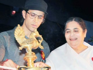 Hrithik Roshan Pledges For Peace - Bollywood News