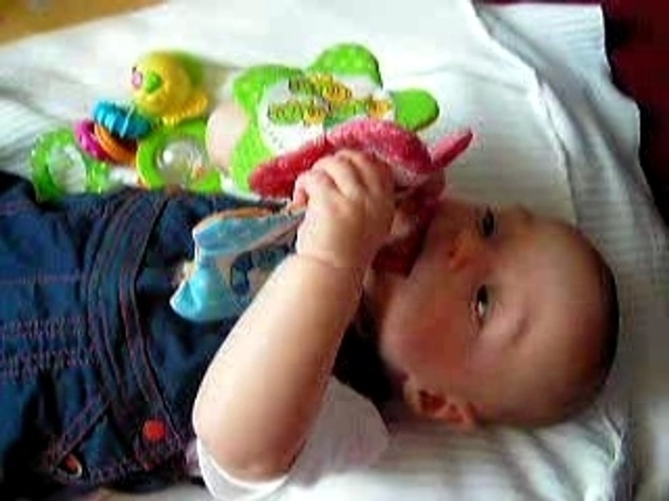 Kyllou mange son hochet