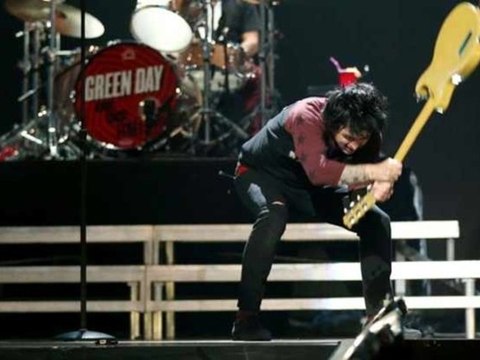 Billie Joe, le chanteur de Green Day pète les plombs sur scène