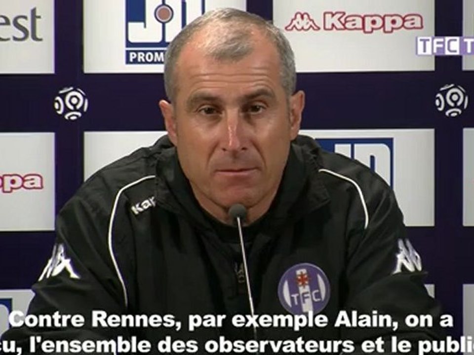 Petit fou rire du coach en conférence de presse