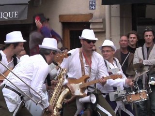 Musiciens et Acrobates dans Paris