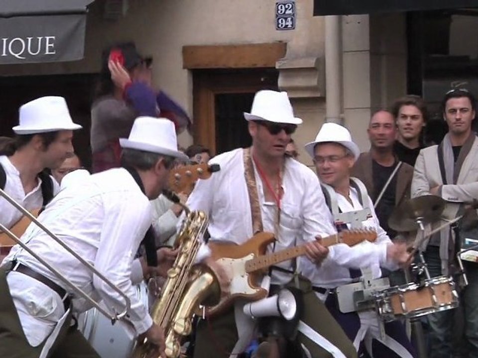 Musiciens et Acrobates dans Paris