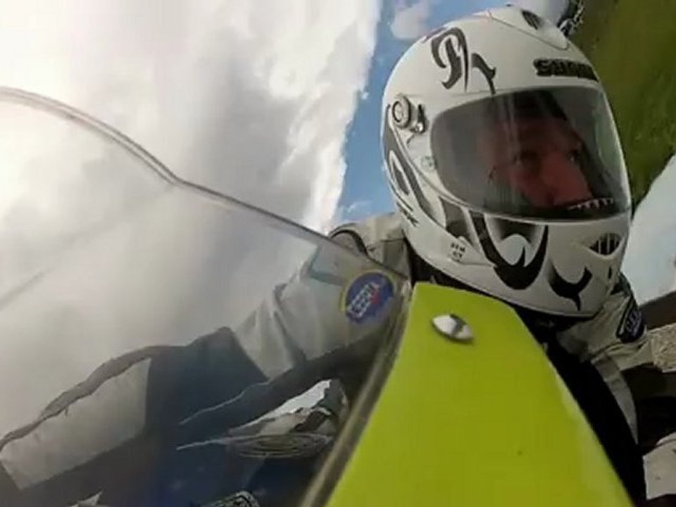 la moto suit toujours le regard du pilote