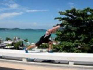 Ausfallschritt mit Supermann