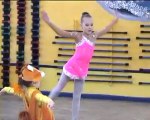Petite fille déguisée en renard danse à côté d'une ballerine