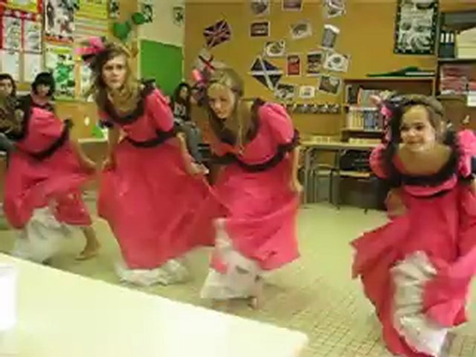 La France danse le "French Cancan" (en costume)