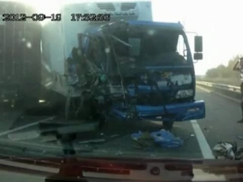 Везучий водитель: столкновение двух фур в России