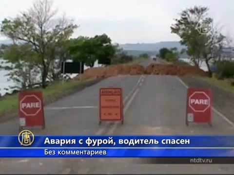 Водитель спасся из повисшей над рекой фуры