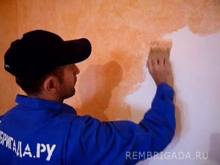 Покраска стен декоративной краской видео с сайта www.rembrigada.ru