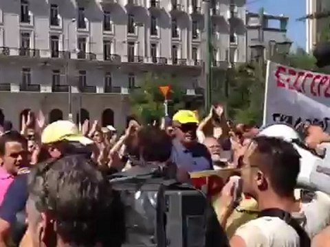 Συγκέντρωση διαδηλωτών μπροστά από τη Βουλή