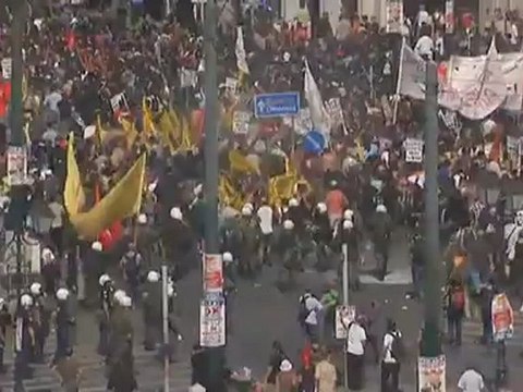 Greek protests: Petrol bombs hurled at riot police