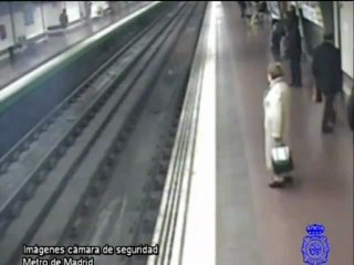 Un policía nacional salva la vida a un hombre en las vías del metro