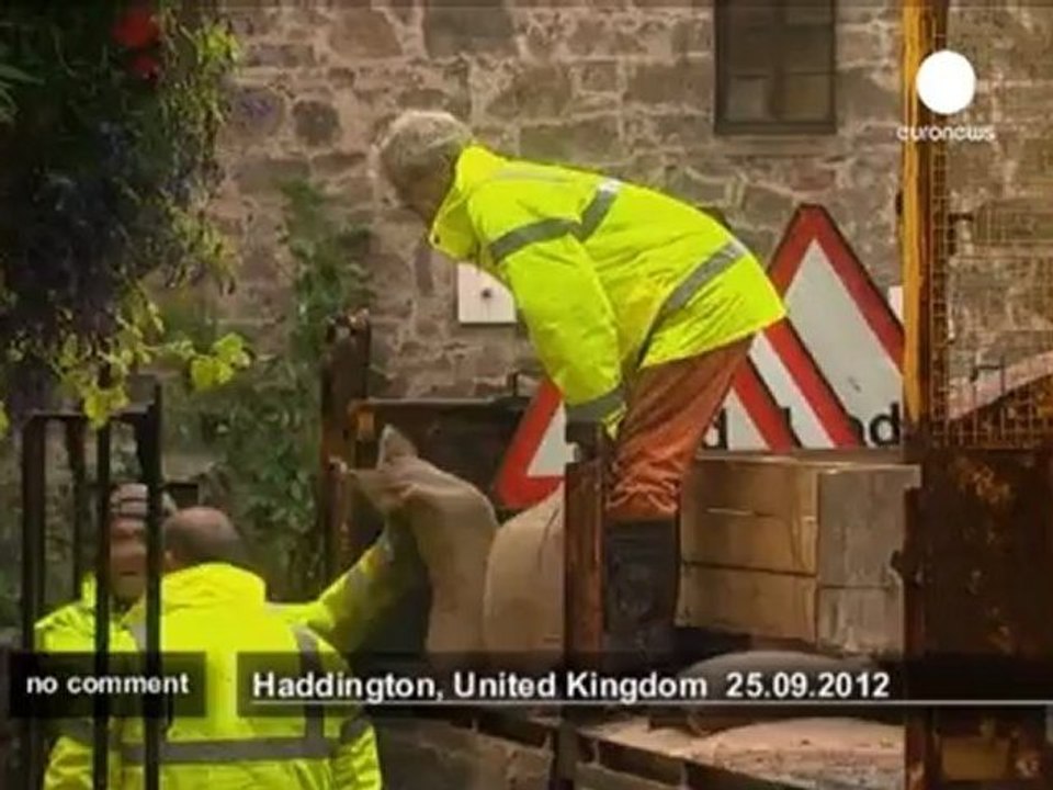 Hundreds of homes evacuated as heavy rain... - no comment