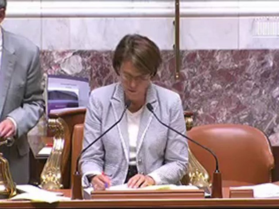 Duflot à Accoyer: "appelez-moi Madame "la" ministre