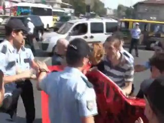Polis protestocuların üzerine araba sürdürdü