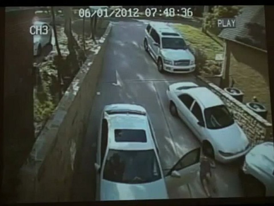 Blonde au volant d'une mercedes