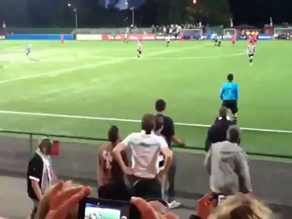 Adeptos chateados com Jogo de Futebol Brincam com Bandeirinha