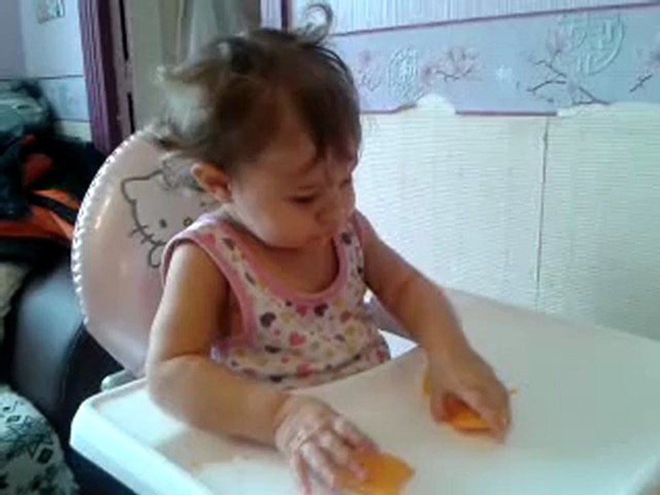 éléna qui mange du melon