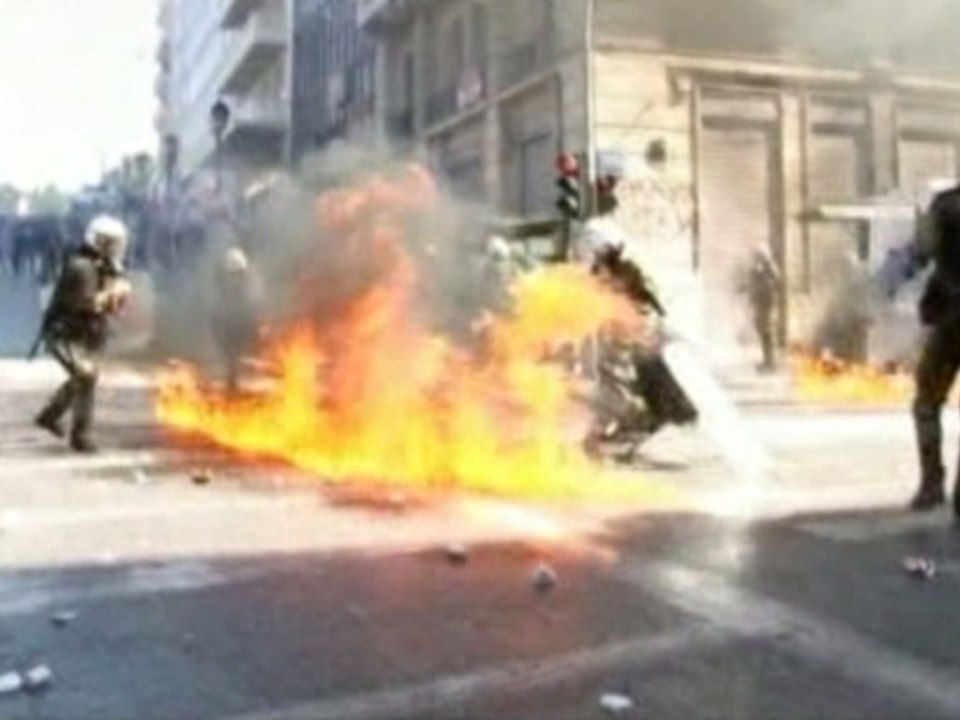 Rioters hurl fuel bombs at Greek police