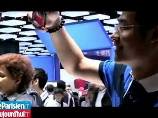 Salon de l'Auto : Philippe Poutou refait la déco au stand Ford